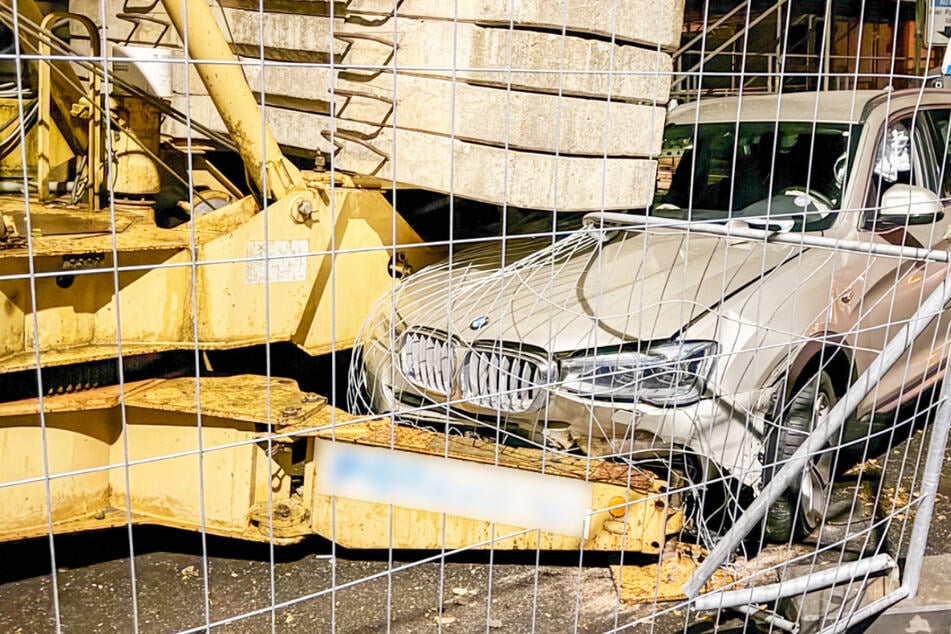 Umsturzgefahr nach Crash: BMW kracht gegen Kran, Straße komplett gesperrt