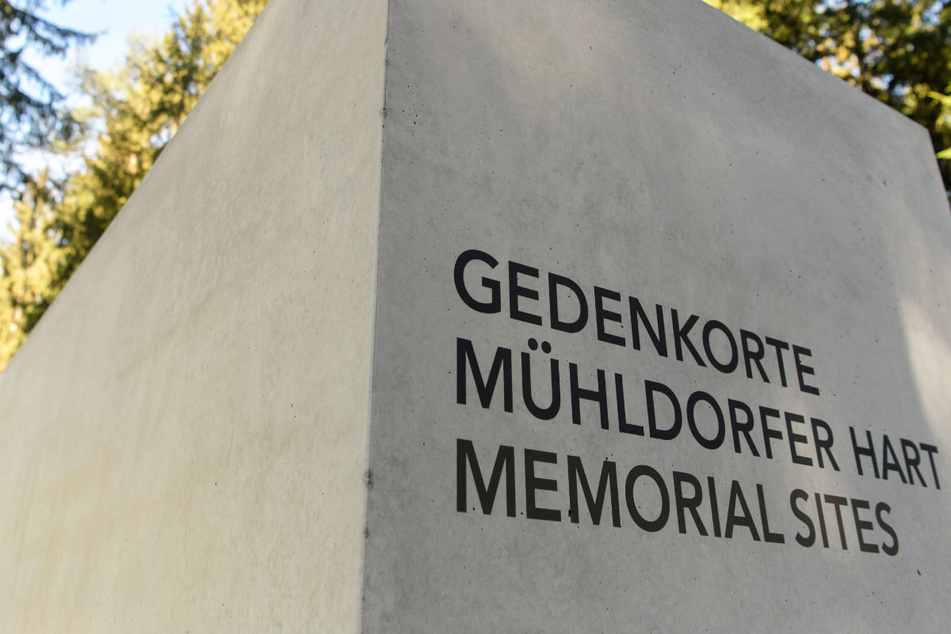 Schmierereien: KZ-Gedenkstätte "Mühldorfer Hart" geschändet