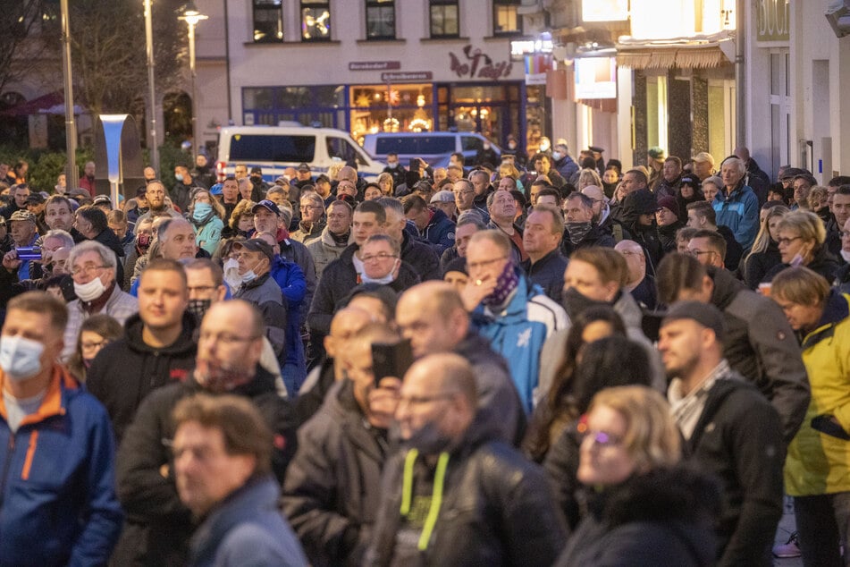 Kaum Masken, kein Abstand! In Aue versammelten sich am Sonntagabend hunderte Menschen um gegen die Corona-Maßnahmen zu demonstrieren.