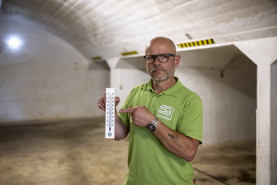 13 Grad: CSg-Hausmeister Hendrik Langfritz (56) arbeitet bei Hitze gerne im Bunker.