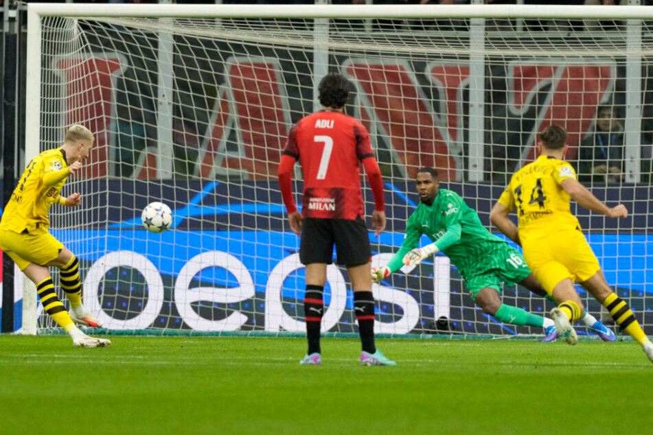 Ganz souverän netzte Marco Reus (l.) gegen Milan-Keeper Mike Maignan (3.v.l.) nach zehn Minuten zur Dortmunder Führung ein.