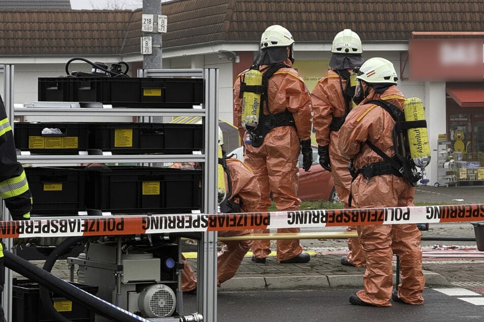 Die Feuerwehr rückte mit dem Gefahrgutzug an.