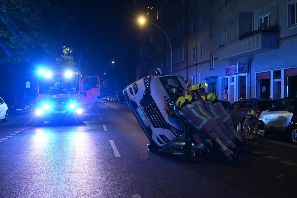 Suff-Fahrer rammt Mercedes am Straßenrand und legt seinen SUV auf die Seite