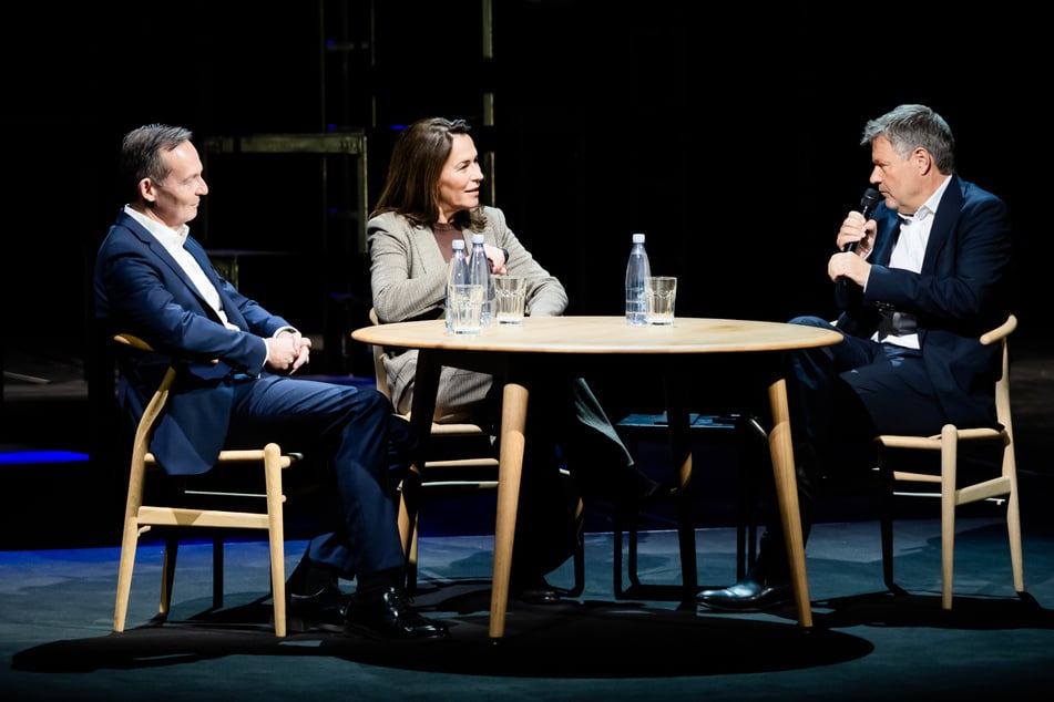 Eine illustre Runde: Robert Habeck (56, Grüne, l.), Ex-TV-Talkmasterin Anne Will (59, M) und Volker Wissing (55)