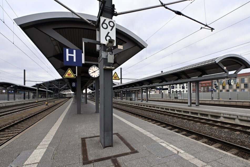 Einsatz am Erfurter Hauptbahnhof: Frau stürzt vor Zug ins Gleisbett