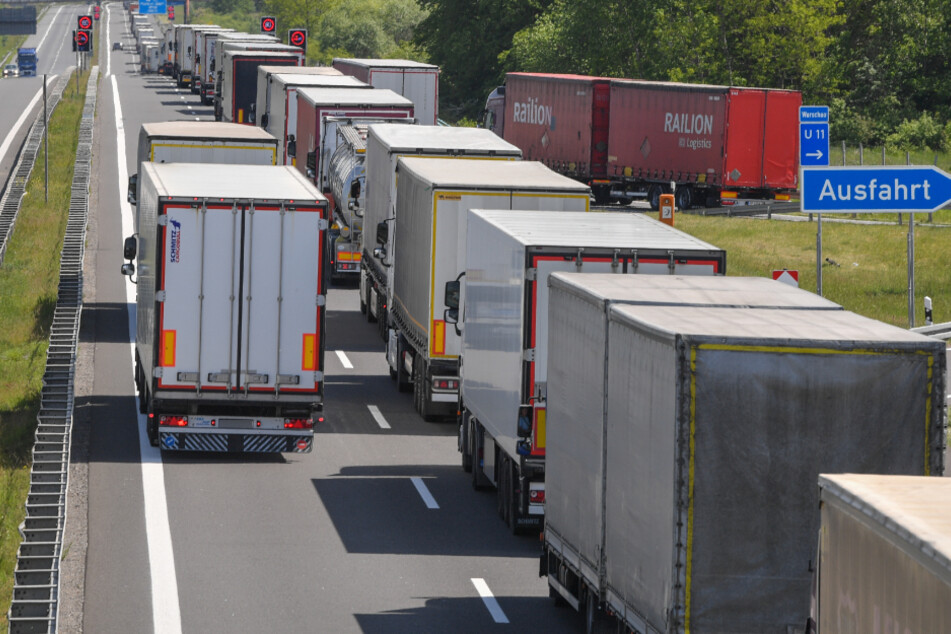 Eigentlich gilt für Lastwagen an Feiertagen Fahrverbot – nicht so am letzten Oktoberwochenende. (Symbolbild)