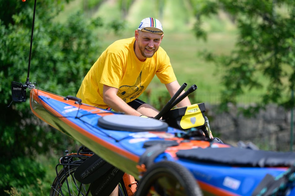 Comedian Johannes Kürschner alias "Günther Krass" (36) reiste mit Fahrrad und Kajak mit eigener Kraft nach Korsika.