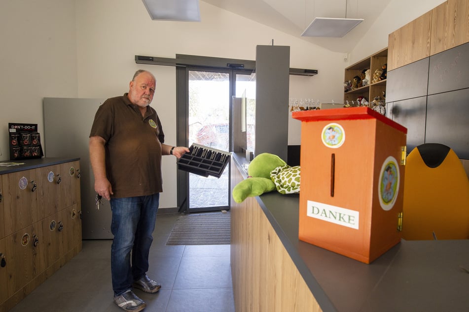 Im Eingangsbereich lagen ein Aufsteller, ein Mülleimer und Scherben. Statt des Sparschweins sammelt ein Nistkasten Spenden für den Förderverein.