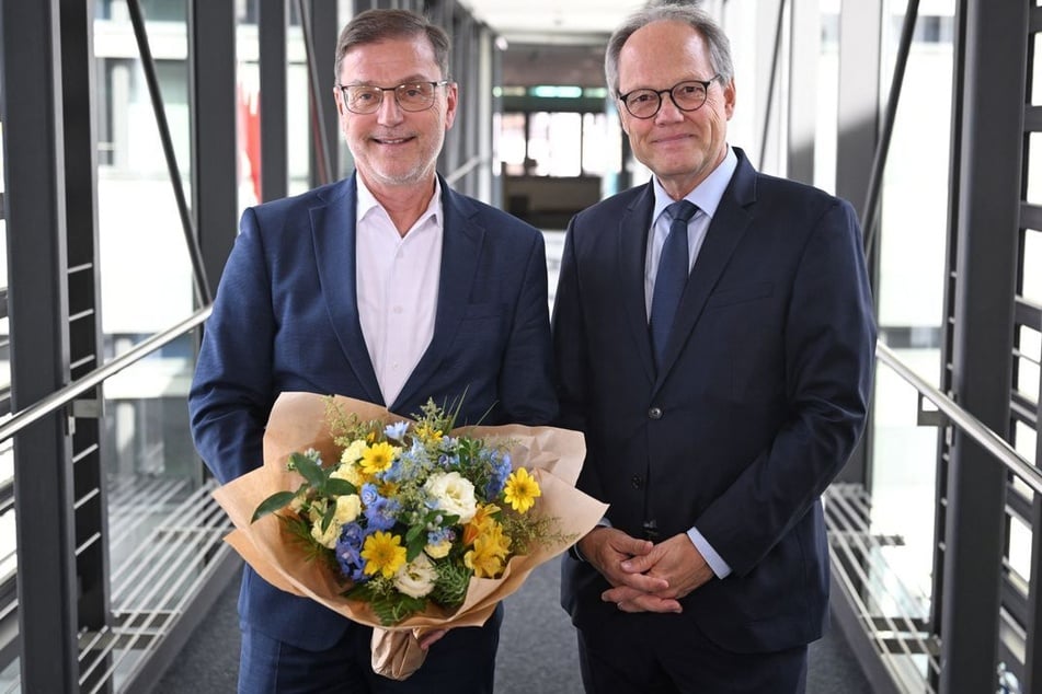 SWR Intendant Kai Gniffke gratuliert dem neuen Vorsitzenden Rene Nohr (l).