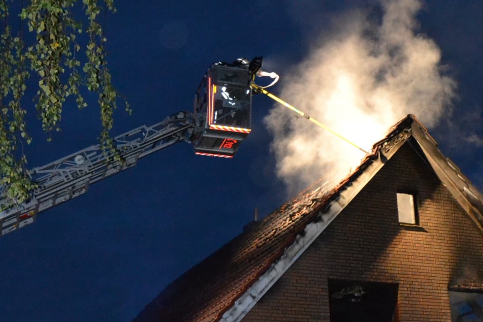 Dachstuhl von Einfamilienhaus brennt lichterloh: Zwei Verletzte