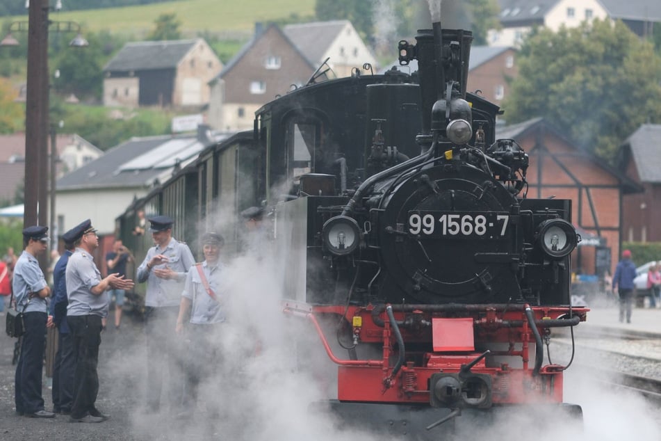 Eine Dampflok der 99er-Reihe steht am Bahnhof Steinbach im Erzgebirge.