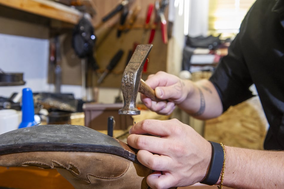 Der Schuhservice führt typische Schuhreparaturen durch.