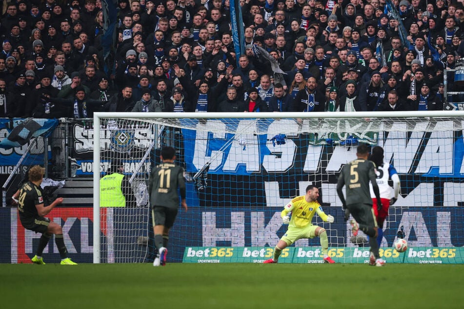 Leopold Querfeld (l.) lässt Daniel Heuer Fernandes (M.) keine Chance vom Punkt.