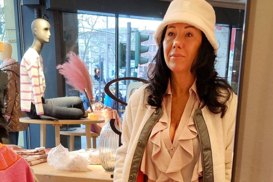 Ein weißer Bucket Hat mit passendem Mantel kann weder Joanna (50), noch Star-Designer Guido überzeugen.
