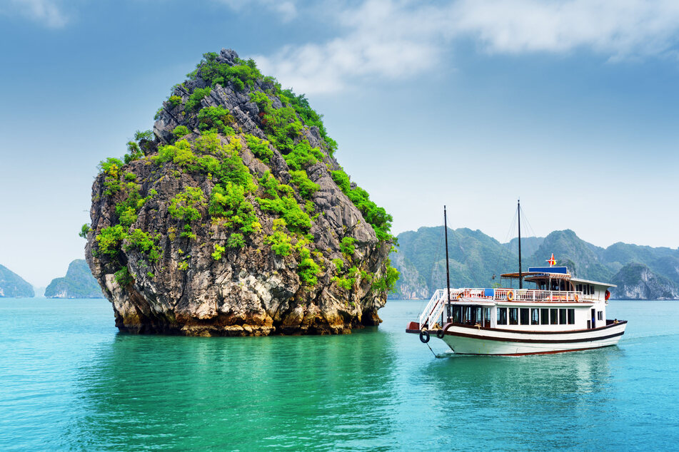 UNESCO-Weltnaturerbe mit Karstfelsen: Eine Bootsfahrt in der Halong-Bucht zählt zu den Highlights einer Vietnam-Rundreise.