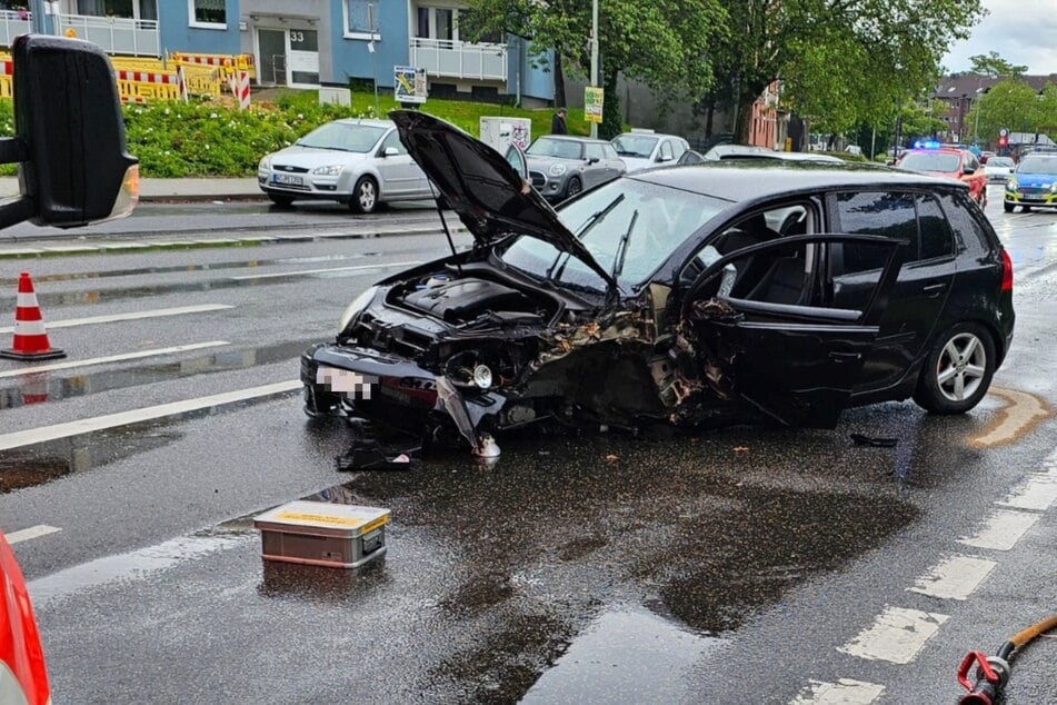 Front völlig zerstört: Auto kracht in Eschweiler gegen Baum!