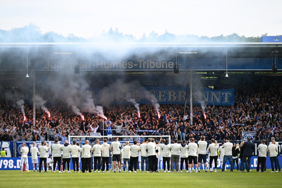 Die Mannschaft des SV Darmstadt vor ihren Fans. (Archivfoto)
