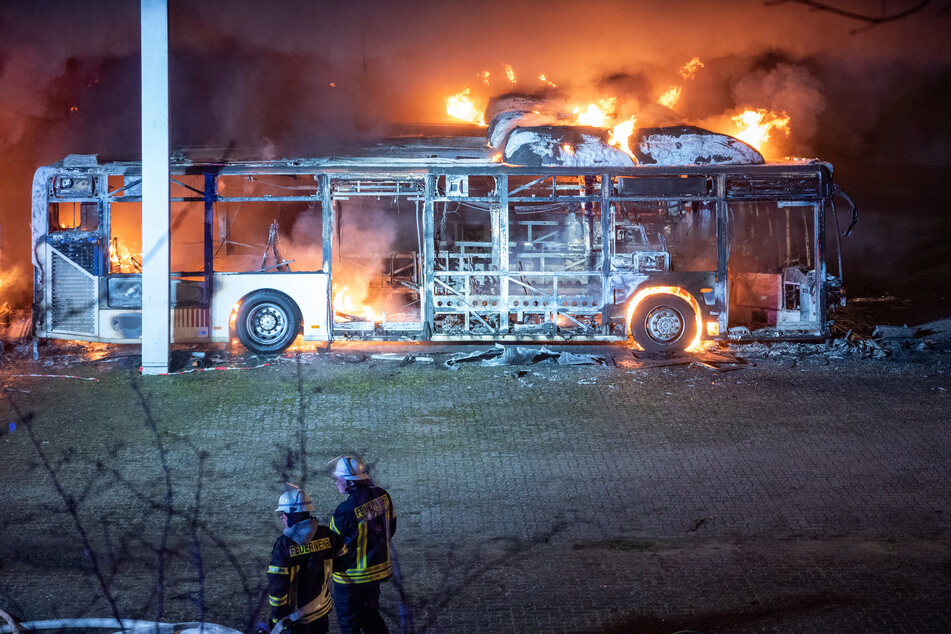 Ein völlig ausgebrannter Bus des Nutzfahrzeughändlers.