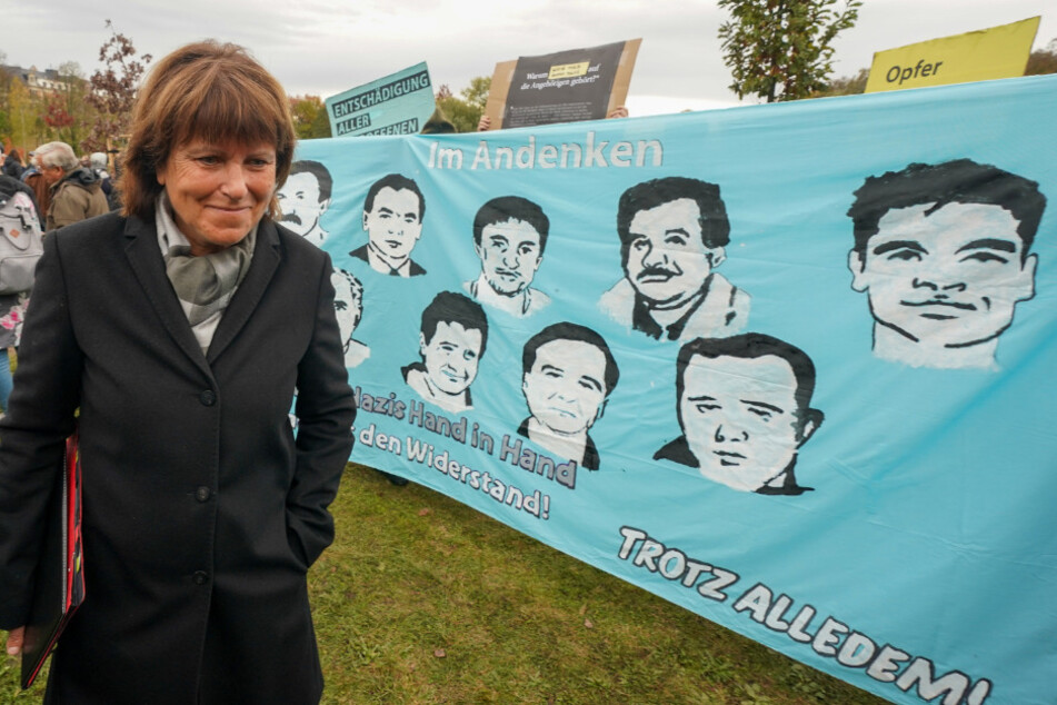 Zwickau ringt seit Jahren um den richtigen Umgang mit dem Gedenken an die NSU-Opfer. Hier ist Zwickaus damalige OB Pia Findeiß (68, SPD) auf einer Gedenkveranstaltung zu sehen.
