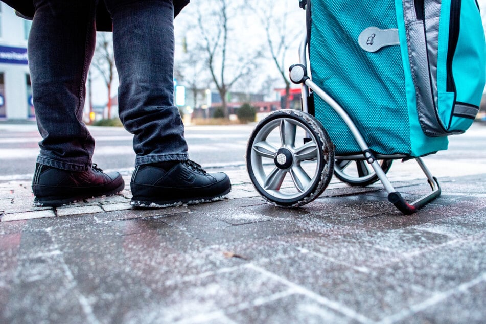 Schmuddel-Wetter: Bei gefrierendem Regen muss auf Bürgersteigen und Straßen mit Glätte gerechnet werden.
