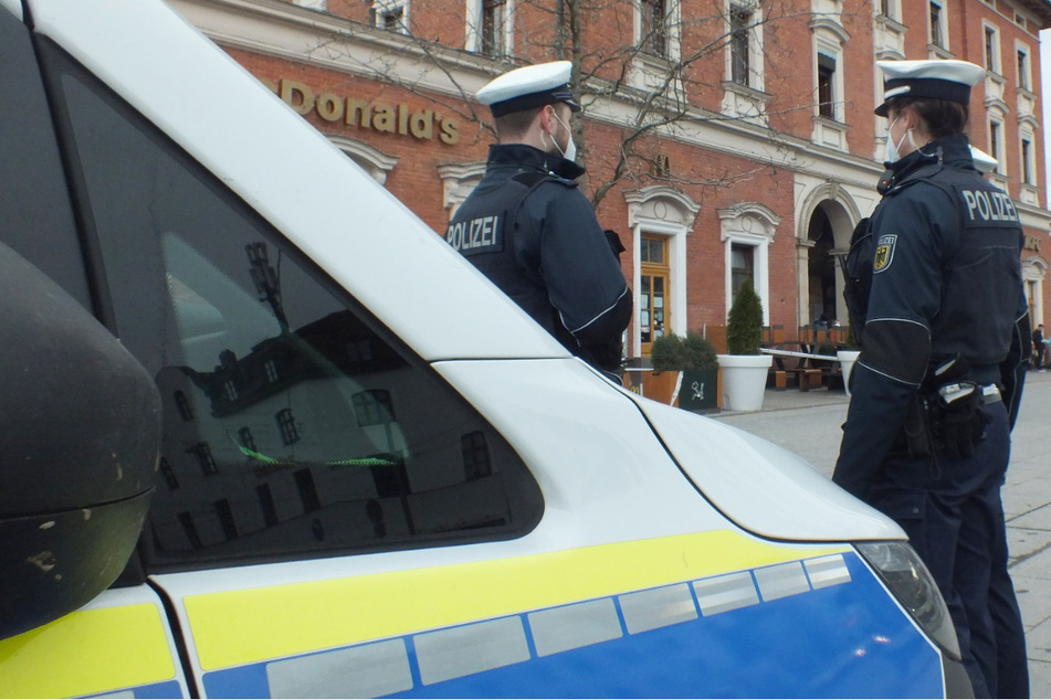 Ein aggressiver Mann ist am Münchner Bahnhof Pasing mit einer Gitarre auf Bundespolizeibeamte losgegangen. (Symbolbild)