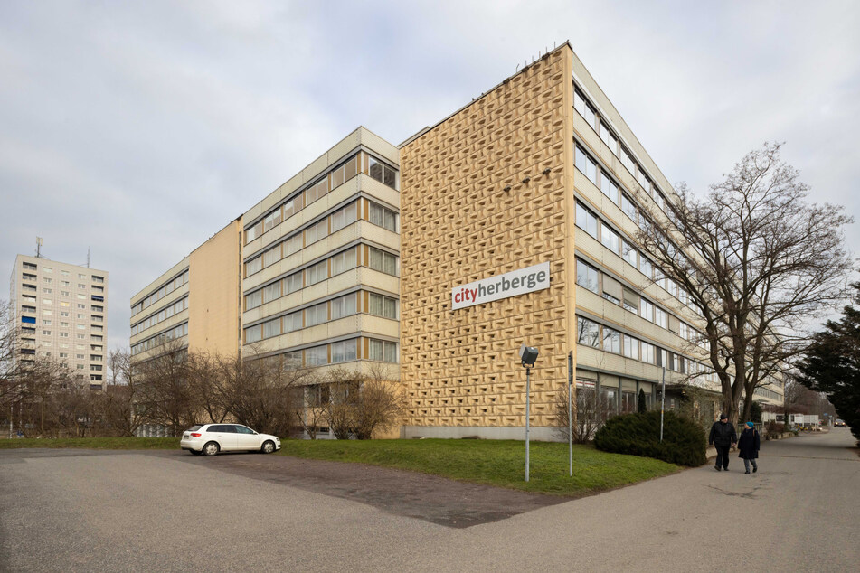 Der Gebäudekomplex an der Lingnerallee mit angeschlossener Cityherberge wird Verwaltungsstätte und Flüchtlingsunterkunft.