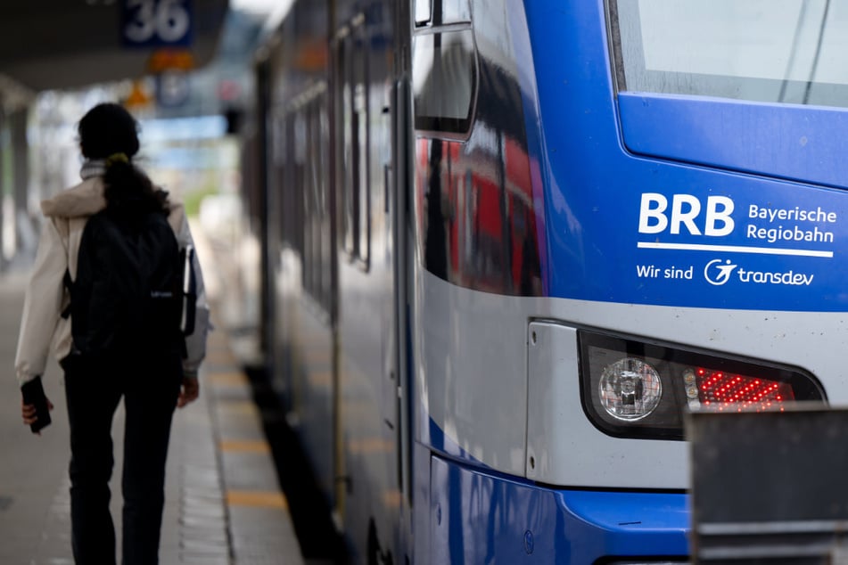 Zwischen Holzkirchen und Rosenheim soll ab dem 29. Juni der Bahnbetrieb wieder aufgenommen werden. (Symbolbild)