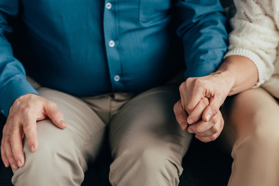 Hombre y mujer buscan a sus madres: cuando las encuentran, llega la noticia de incesto