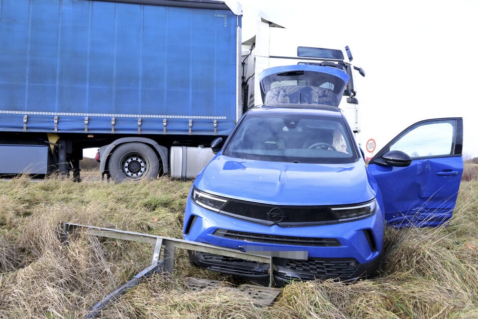 Ein Opel und ein Laster krachten auf der A72 zusammen.