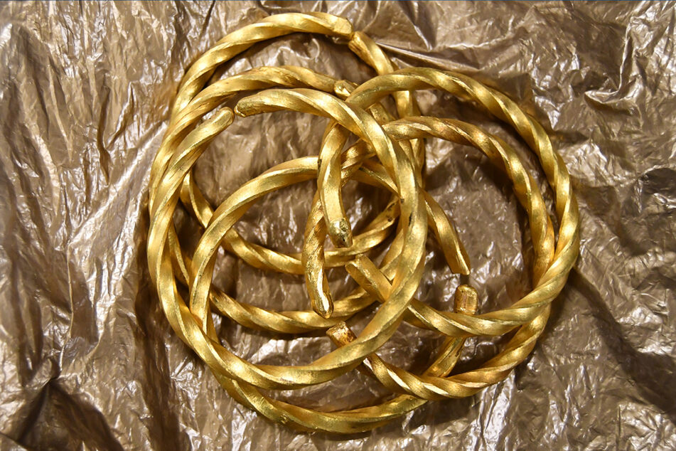 Der Verdacht liegt nahe, dass die Verdächtigen das geklaute Gold zu solchen Armbändern umgeschmolzen haben.