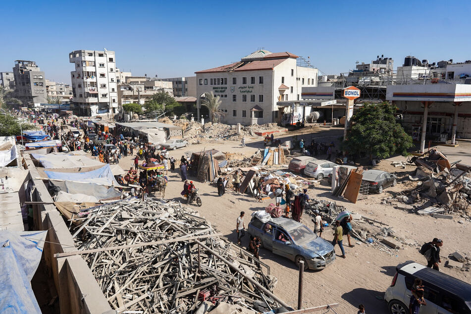 Das israelische Militär war in der Vergangenheit mehrfach und auch über längere Zeiträume hinweg in Chan Junis gegen die Hamas aktiv gewesen, hatte sich aber danach jeweils wieder auf feste Positionen außerhalb der Stadt zurückgezogen. Zuletzt war die Armee im Juli aktiv in Chan Junis.