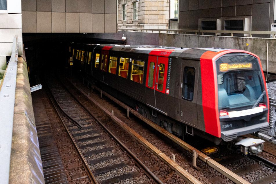 Am Samstag wird die U-Bahn-Linie U3 zwischen den Haltestellen Barmbek und Kellinghusenstraße komplett gesperrt. Die HOCHBAHN richtet einen Ersatzverkehr ein. (Archivfoto)