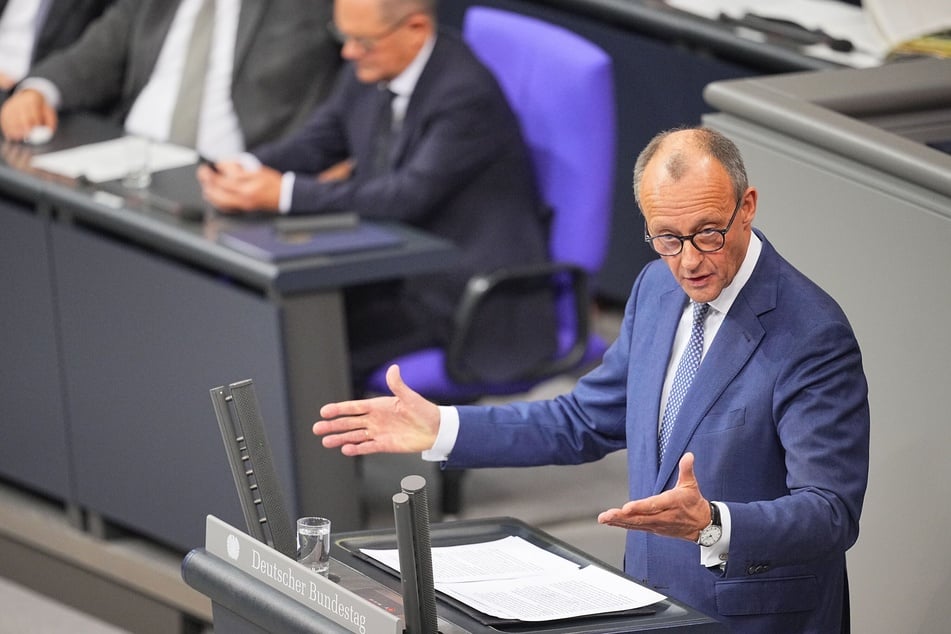 Unions-Chef Friedrich Merz (69, CDU) am Rednerpult im Bundestag.