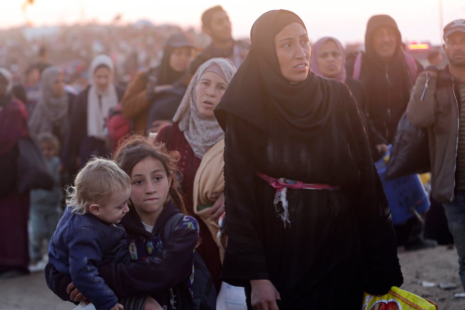 Vertriebene Palästinenser kommen im nördlichen Gazastreifen an.