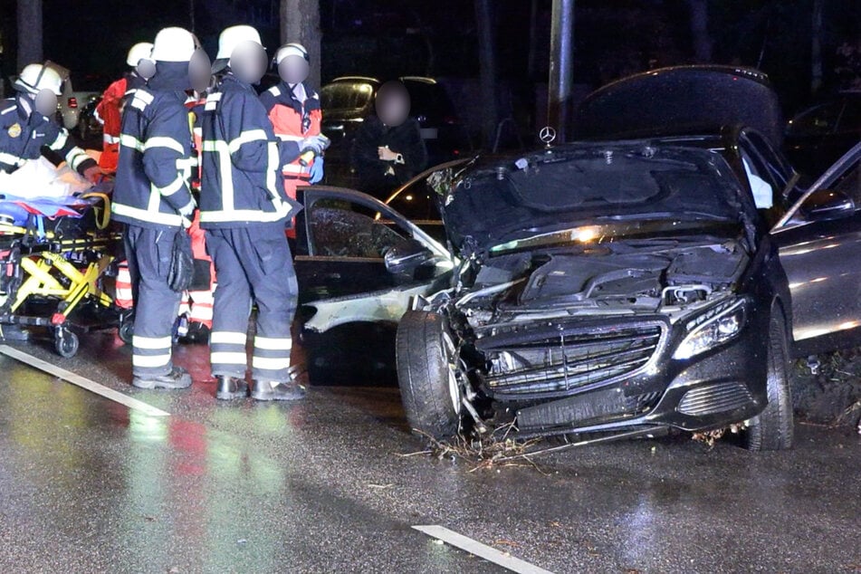Mercedes-Fahrer kracht gegen Baum: Mehrere Personen verletzt