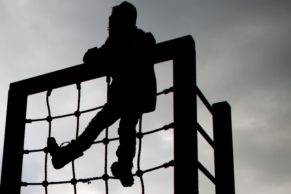 Plötzlich reißt das Seil: Kind auf Spielplatz schwer verletzt