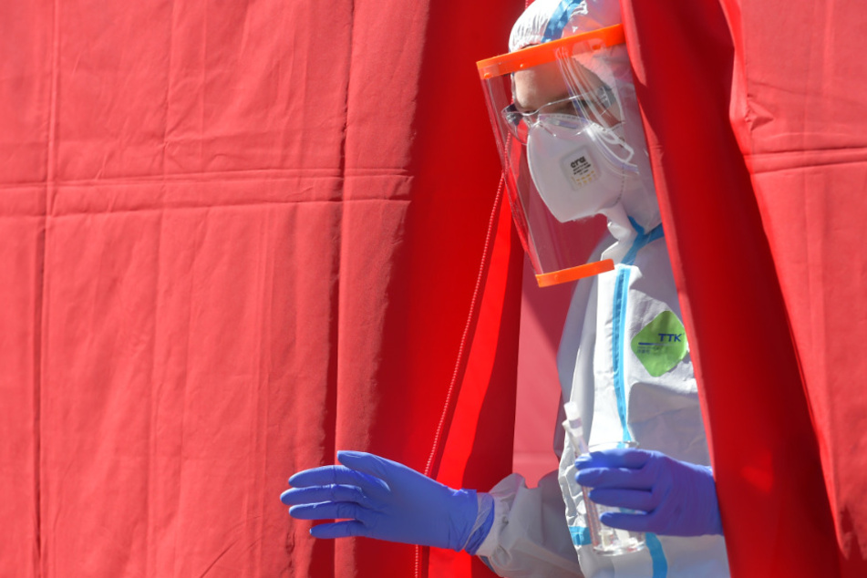 Ein medizinischer Mitarbeiter im Schutzanzug und mit Gesichtsschutz kommt aus einem Zelt, das für die Entnahme von Covid-19-Tests vor dem Krankenhaus von Cheb (dt. Eger) errichtet wurde.