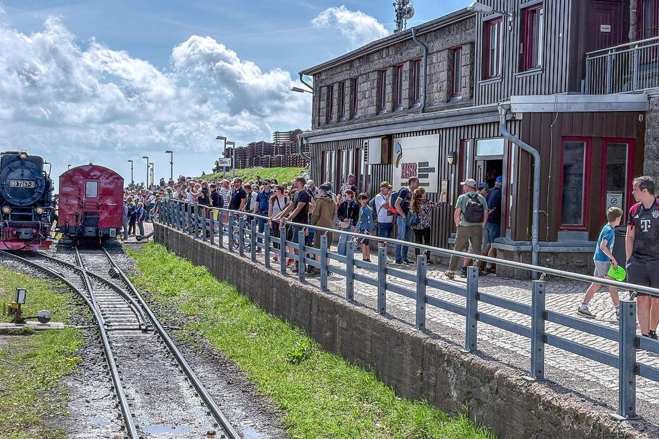 Mit der Ankunft der ersten Brockenbahn des Tages wurde es laut.