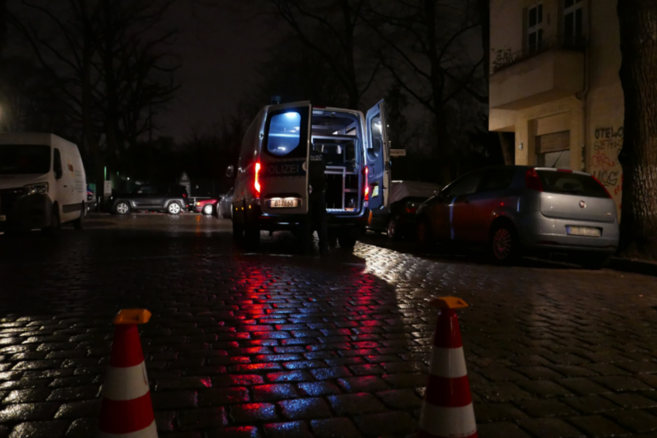 Ein Polizeiwagen steht in der Selchower Straße in Berlin-Neukölln.