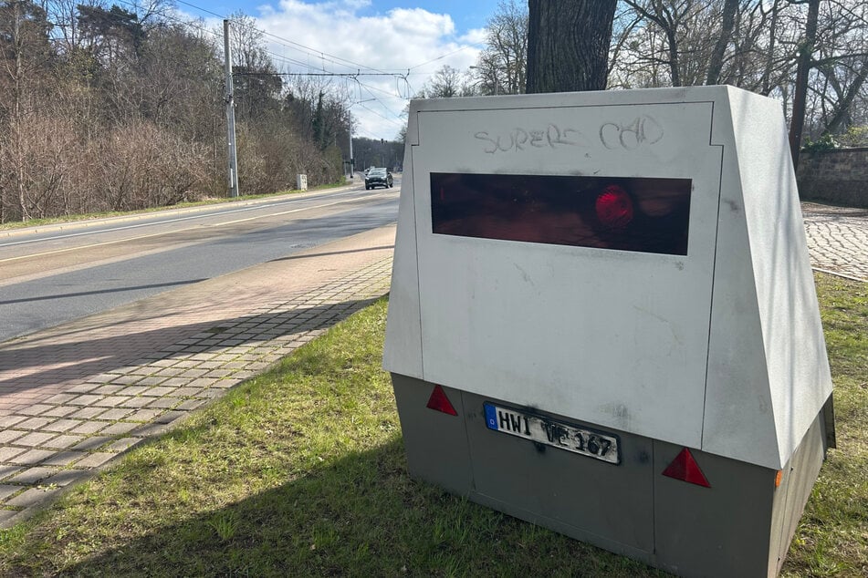 Der beschmierte Superblitzer steht nun auf der Bautzner Landstraße stadtauswärts.