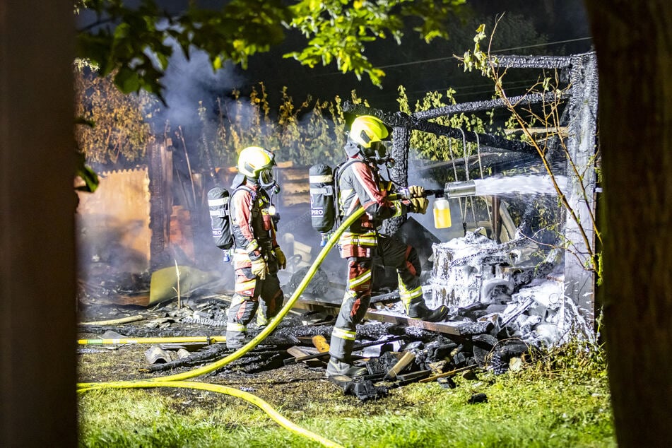 Die Feuerwehr löschte den Laubenbrand mit reichlich Schaum.
