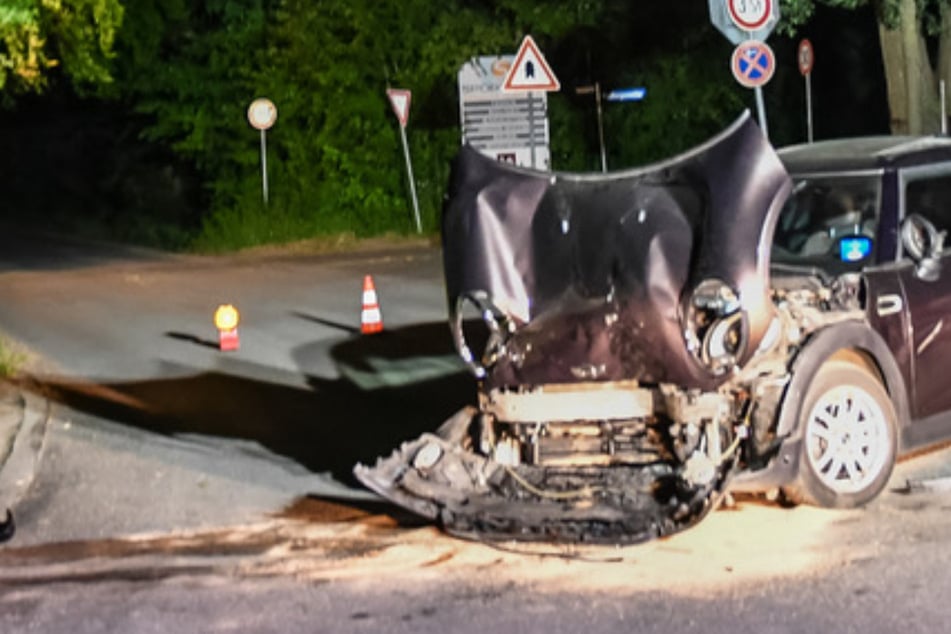 Mann kracht mit Mini in Baustelle: War er betrunken?