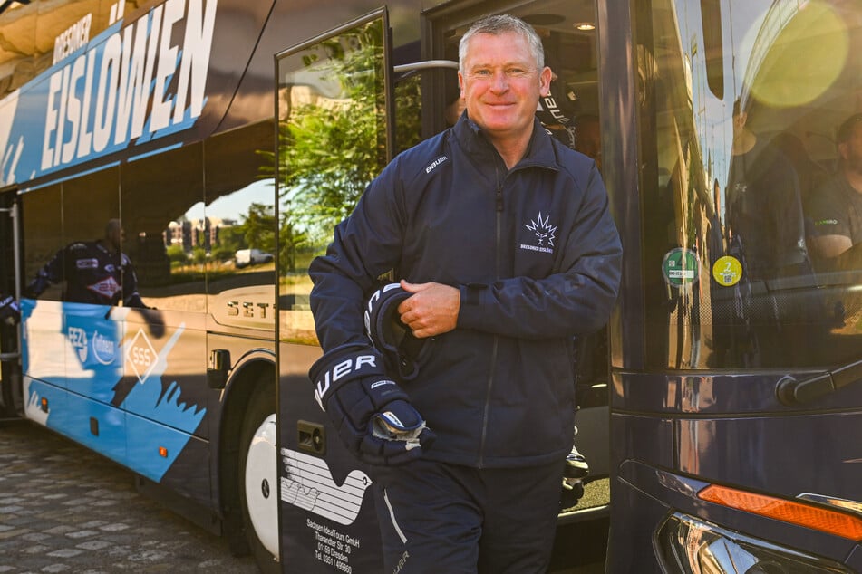 Gut gelaunt und ein paar Kilo leichter stieg Eislöwen-Coach Niklas Sundblad (51) aus dem Bus.