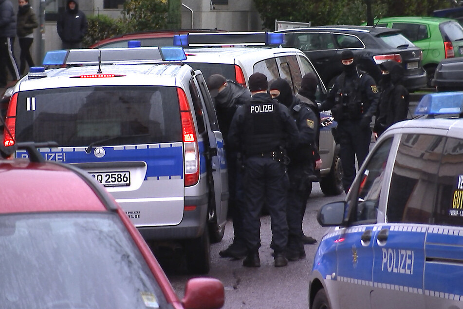 Polizisten nehmen den Leipziger (29) fest und bringen ihn zur ID-Behandlung.