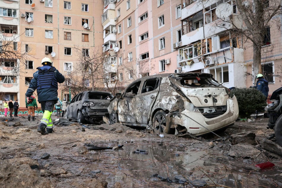 Beschädigte Autos und Wohnhäuser nach einem russischen Angriff in Saporischschja.