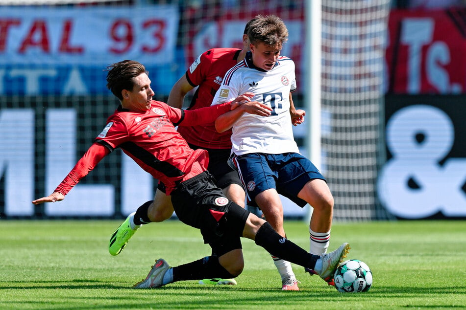 Max Brandt (l, Wehen Wiesbaden) und Simon Schaff (FC Bayern) im Zweikampf.