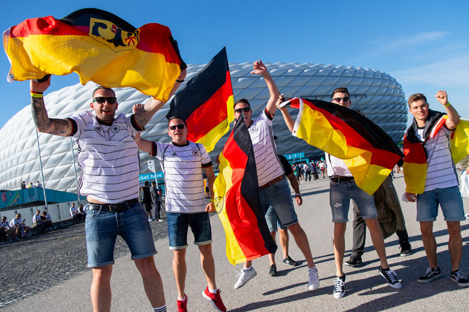 ans der deutschen Mannschaft feiern vor Anpfiff vor dem Münchner Stadion.