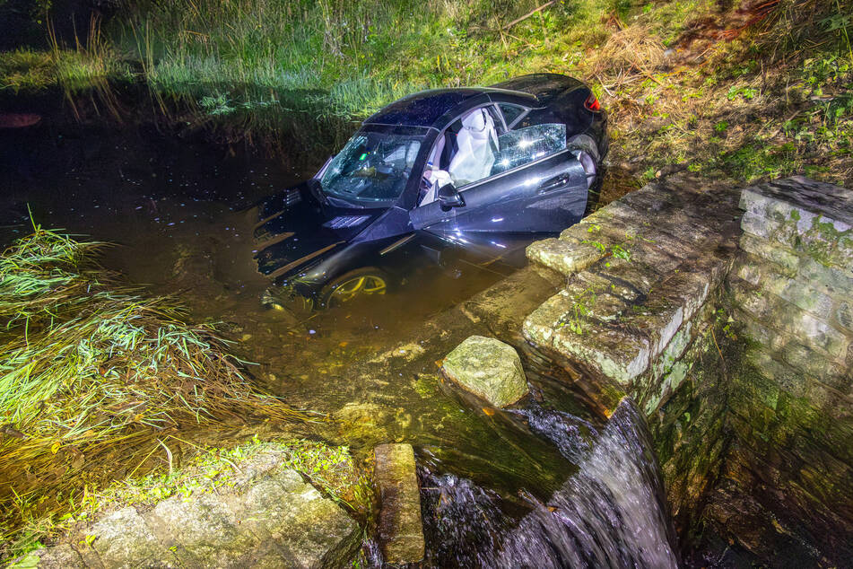 Der Mercedes landete in einem Bach.