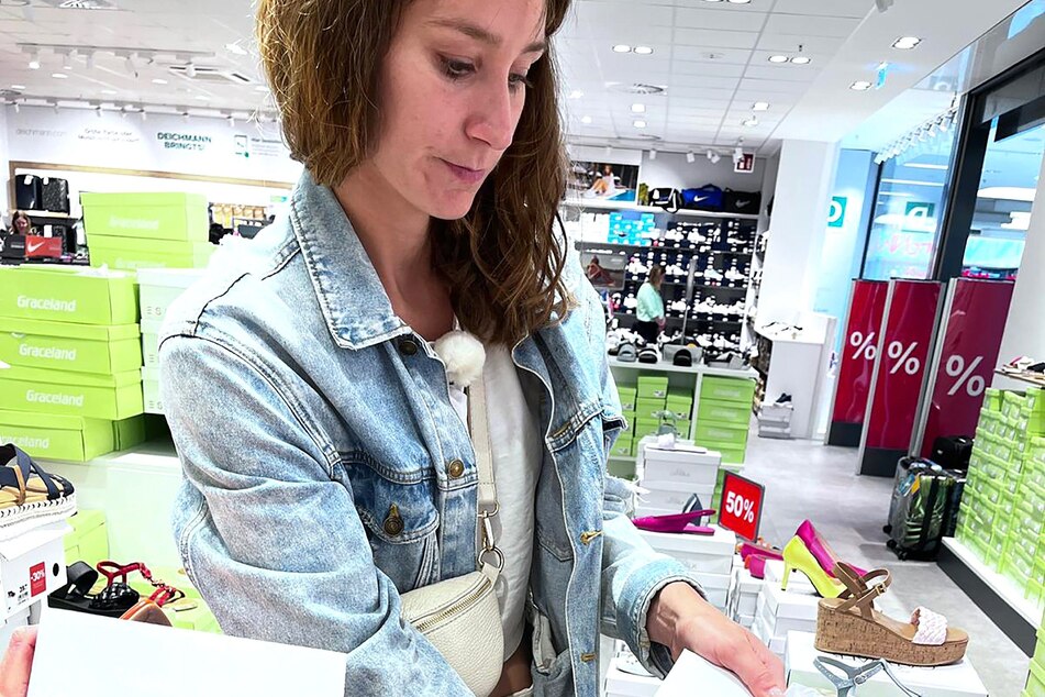 Am Donnerstag shoppt Christine (33) zum Motto: "Gewagte Kombi! Kreiere einen Sommerlook mit Sandalen und Socken".