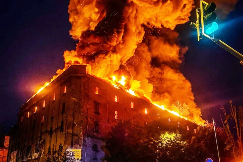 Das verheerende Feuer brach am Donnerstag aus. Die ehemalige Fabrikhalle stand in Vollbrand.